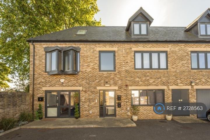 4 bedroom flat in Portchester Court, Wimbledon, SW19 (4 bed) (#2728563)