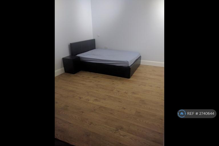Studio flat in Gladstone Park Gardens, London, NW2 (#2740644)