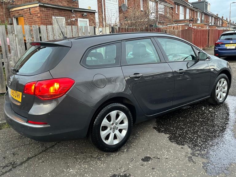 Good condition automatic Astra Estate 1.6 , MOT no advisory