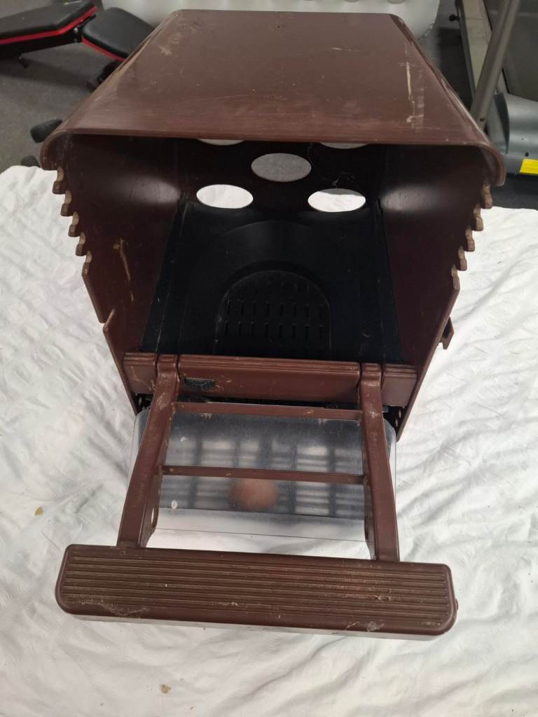 Roll Away Nest Box