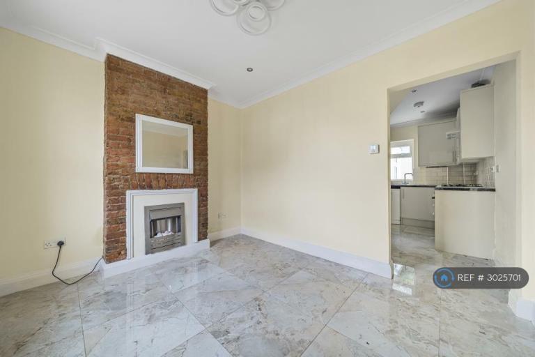 2 bedroom house in Kneller Road, Twickenham, TW2 (2 bed) (#3025701)