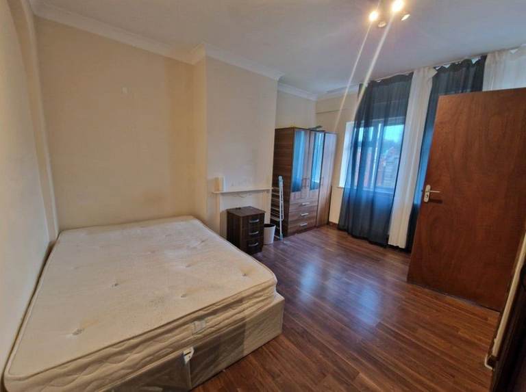 A Spacious Double Room Available in Wood Green Includes ALL bills