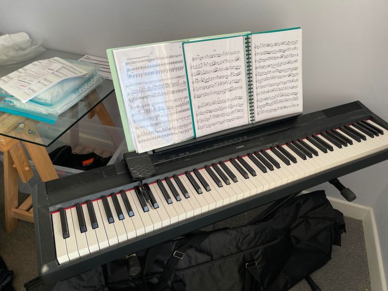 YAMAHA P-115 KEYBOARD WITH STAND AND CASE