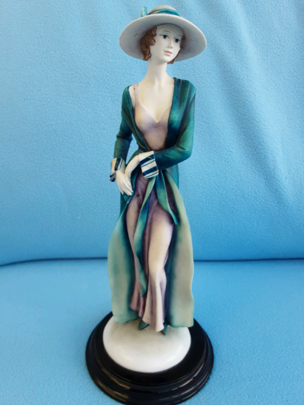 A Leonardo Collectable 1920s Lady Figurine