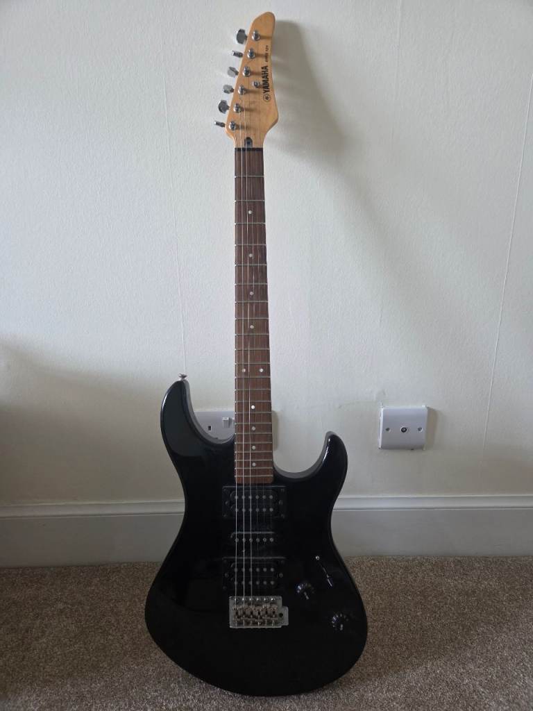 Guitar - Yamaha ERG 121 
