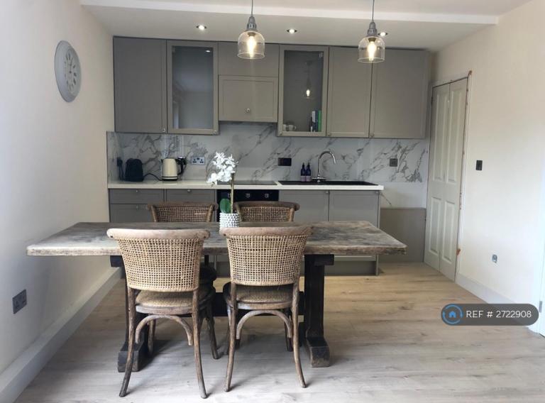 2 bedroom flat in Forest Row, Forest Row, RH18 (2 bed) (#2722908)