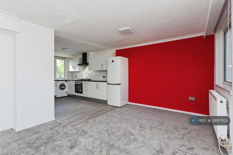 3 bedroom flat in Hazeldene Drive, Pinner, HA5 (3 bed) (#2897503)