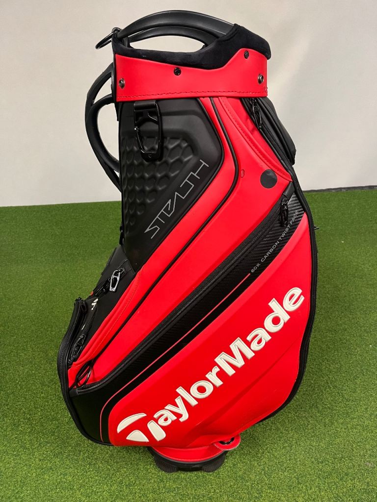 TAYLORMADE STEALTH TOUR BAG. GOOD CONDITION WITH COUPLE OF SMALL MARKS. INCLUDES HOOD 
