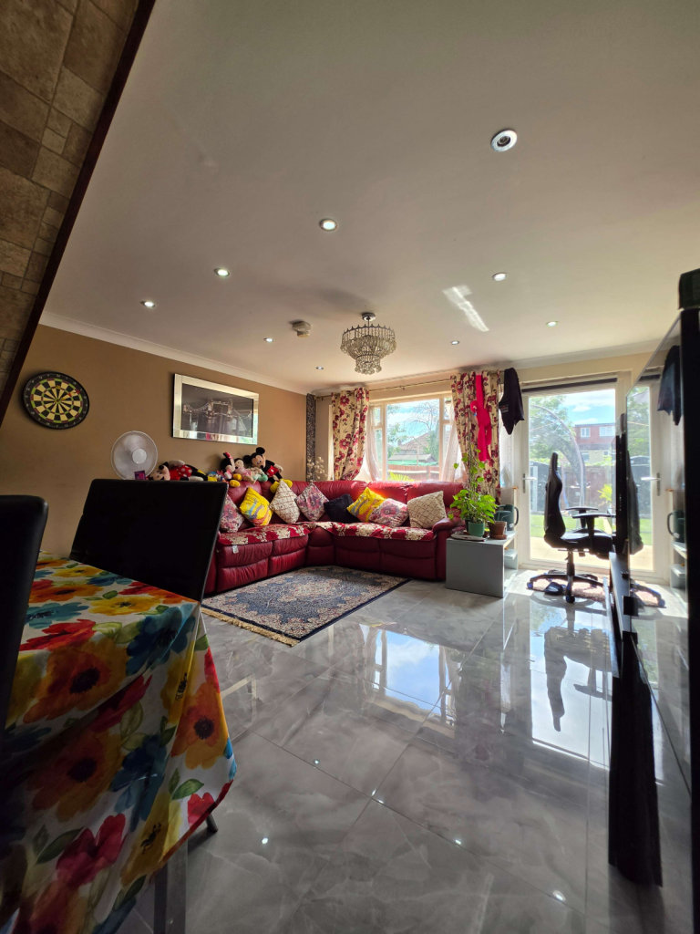 2 bedroom house in Eastcote Lane, HA2