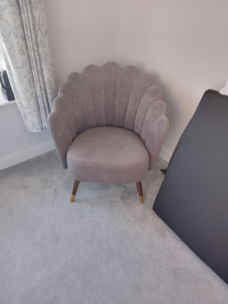 Grey Velvet Scallop Accent Chair – Good Condition