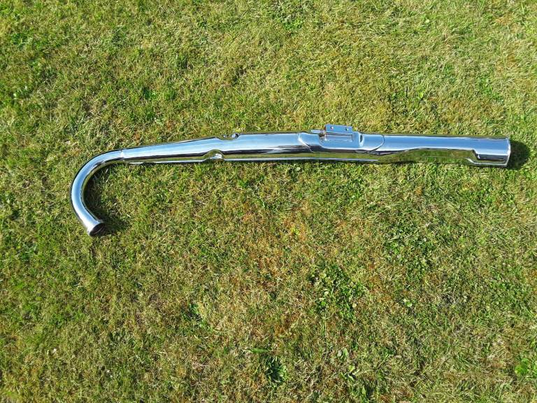 Kawasaki KH500 Tripple centre exhaust looks like new but damaged at end