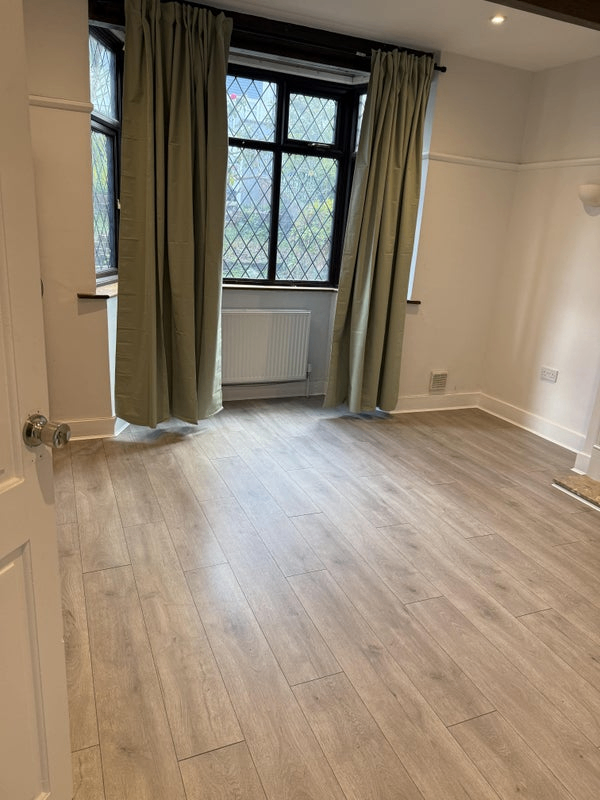 Spacious and big double room available in CR7 8EZ