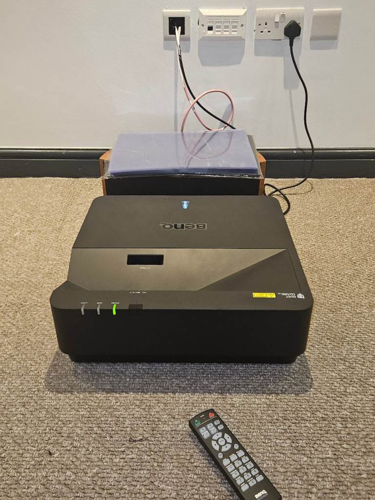 BenQ LU960UST Ultra-Short-Throw WUXGA Laser Projector – ONLY 42 HOURS – Simulator / Home Cinema