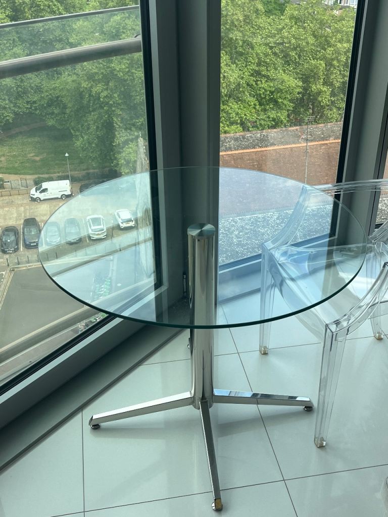 Glass round table for 4 - perfect condition