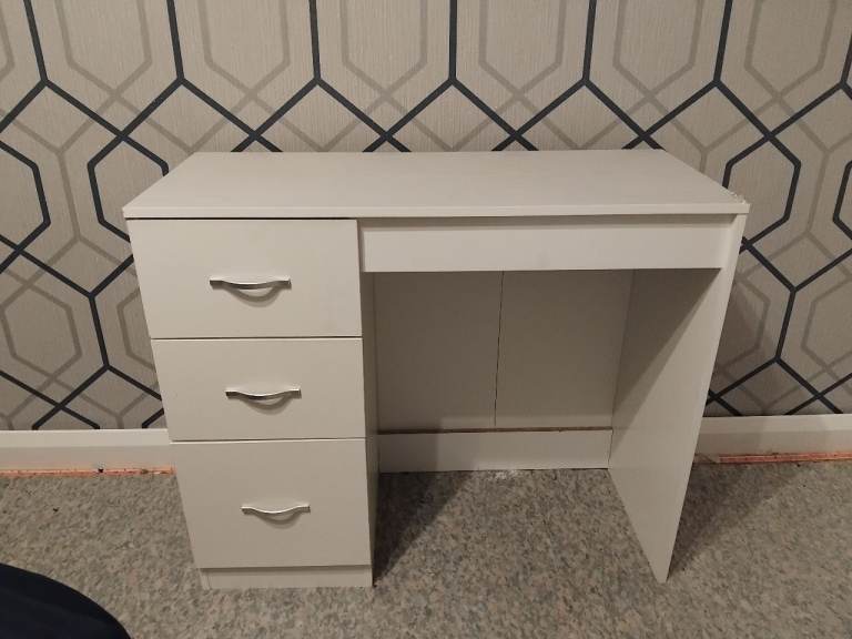 Vanity table with 3 drawers 