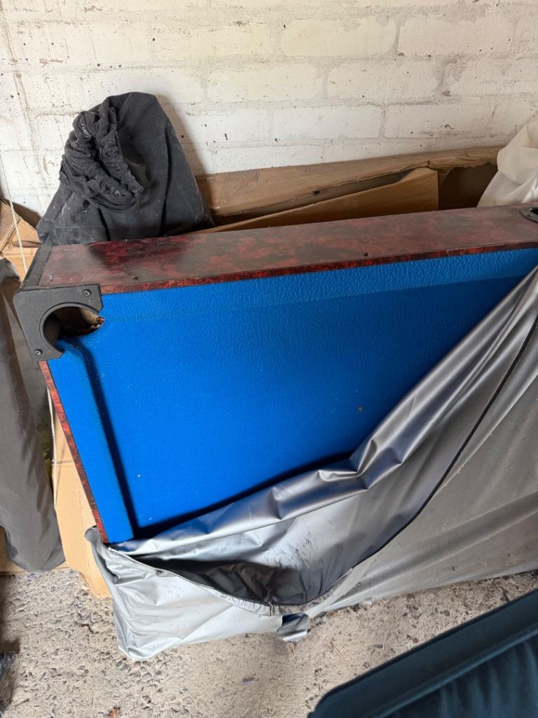 Pool table 