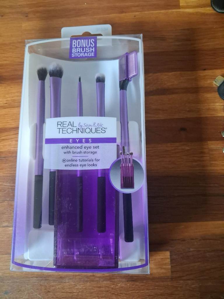 Real Techniques Enhanced Eye Set with Brush Storage – New