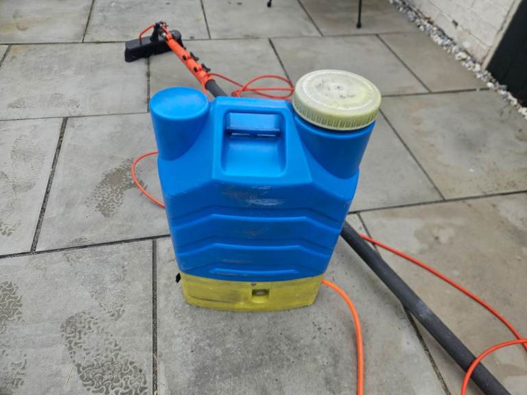 Water fed back pack and water fed pole