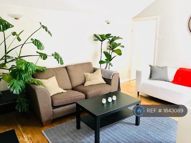 2 bedroom flat in Mantilla Road, London, SW17 (2 bed) (#1843089)