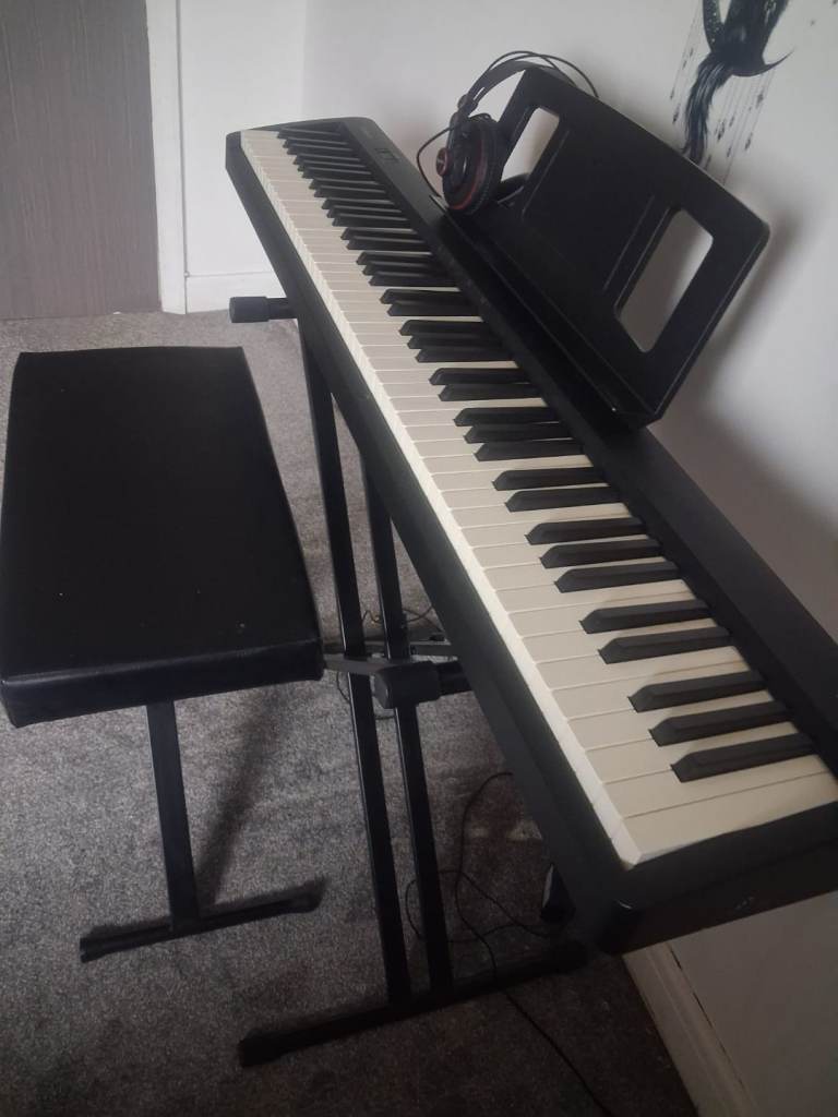 Roland FP-10 Digital Piano + Stand + Chair+ Headphones – Great conditoon
