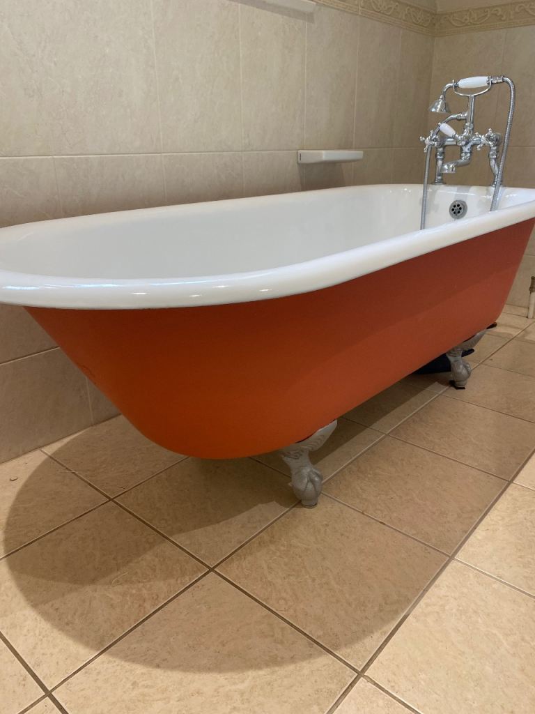 Free standing enamel bath.