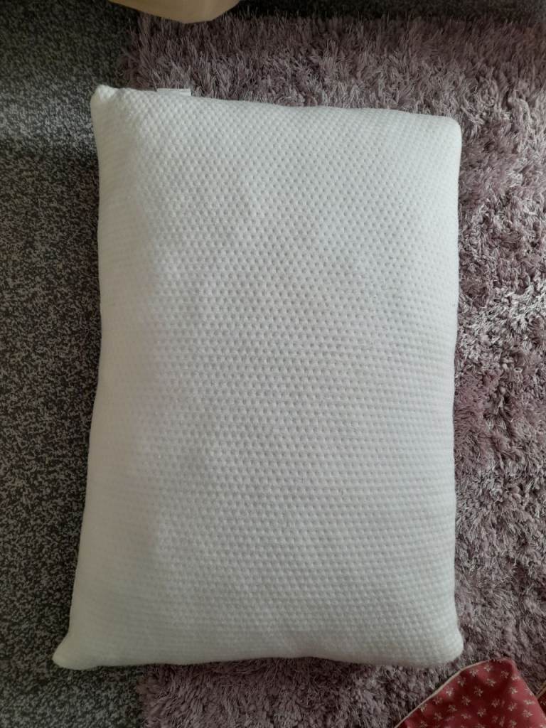 Comfortable White Pillow – Clean, Good Condition