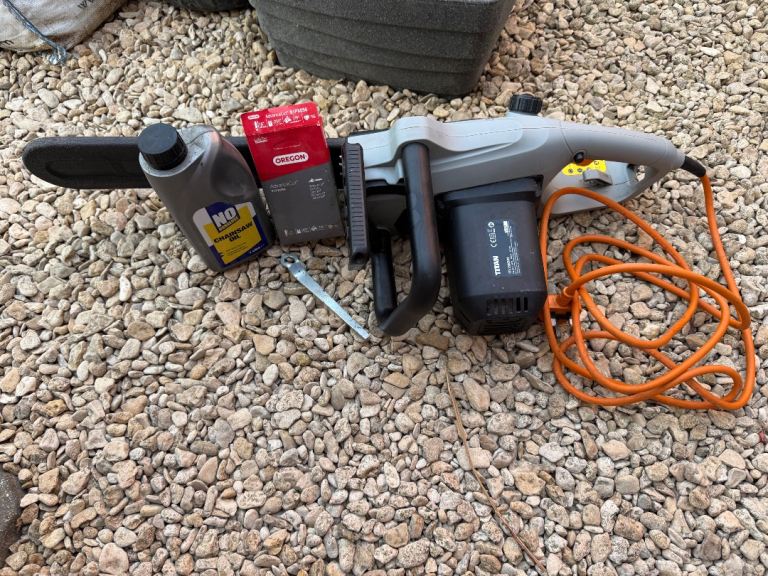 Titan 2Kw Electric Chainsaw with Oil and Spare Chain – Good Condition