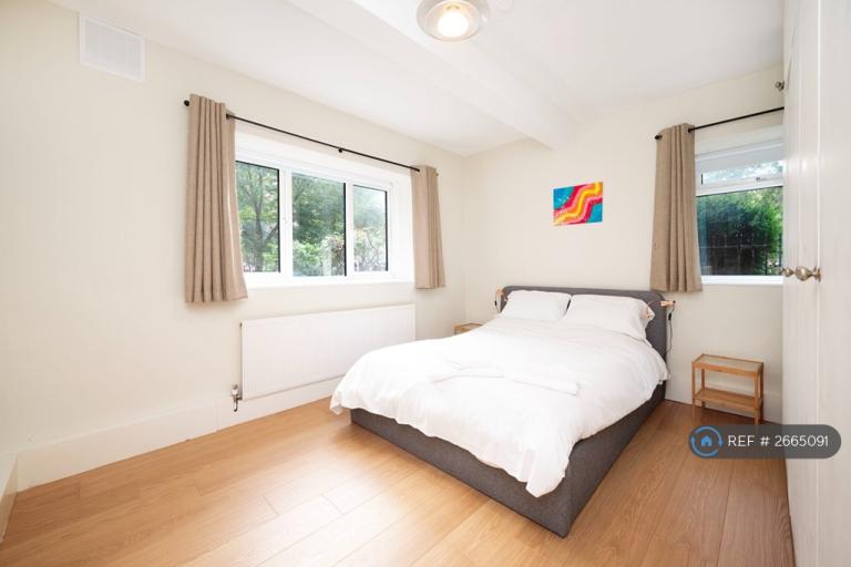 2 bedroom flat in Bracklyn Court, London, N1 (2 bed) (#2665091)