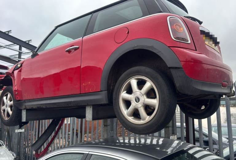 Breaking spare parts mini Cooper red 