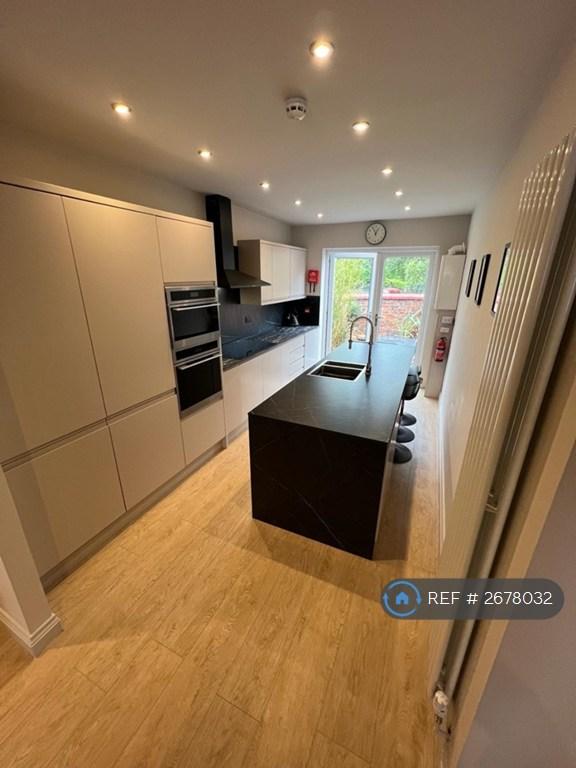6 bedroom house in Monica Grove, Manchester, M19 (6 bed) (#2678032)