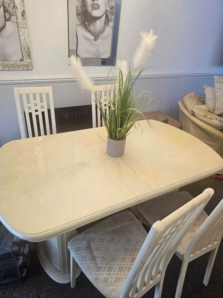 Extendible table and 6 chairs 
