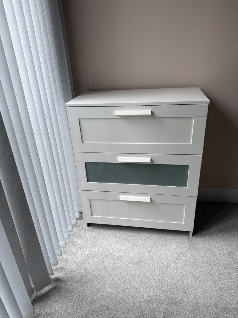 White chest of drawers