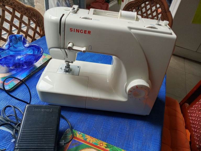 SINGER SEWING MACHINE