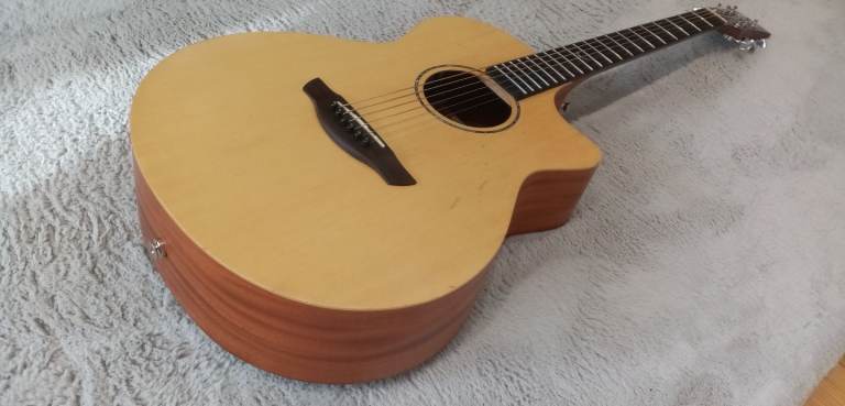 Faith Venus Naked electro acoustic guitar. Plays n sounds great. All solid wood 