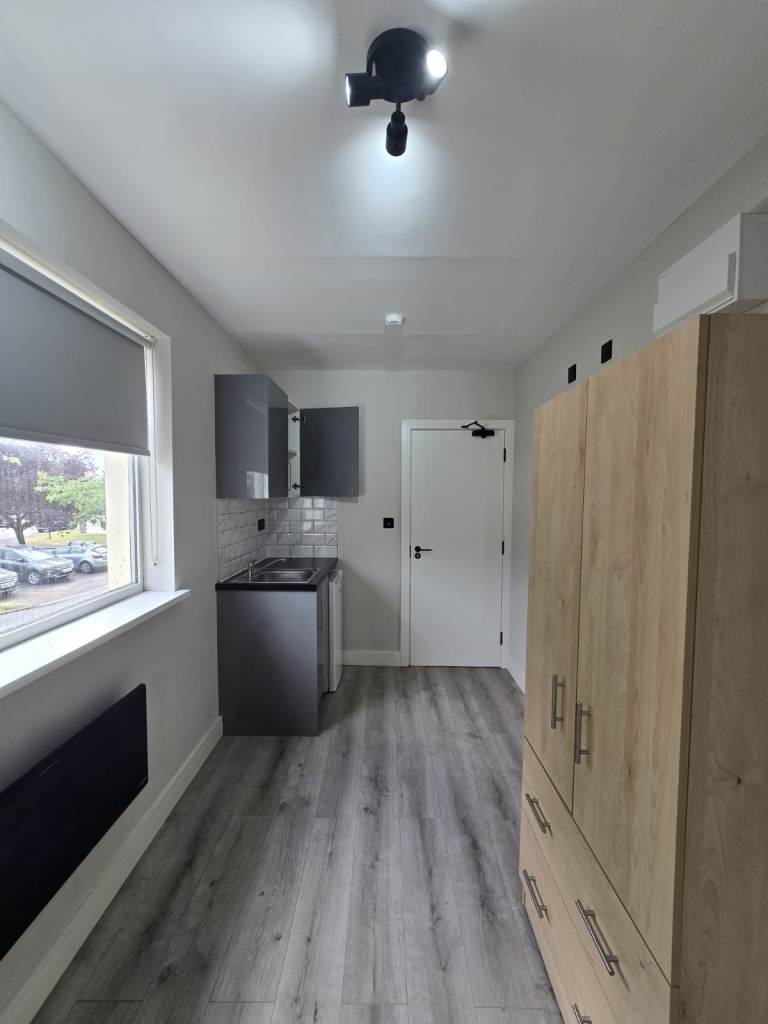 Studio flat to Let in Surrey, Kenyngton Drive, No deposit, Dss welcome