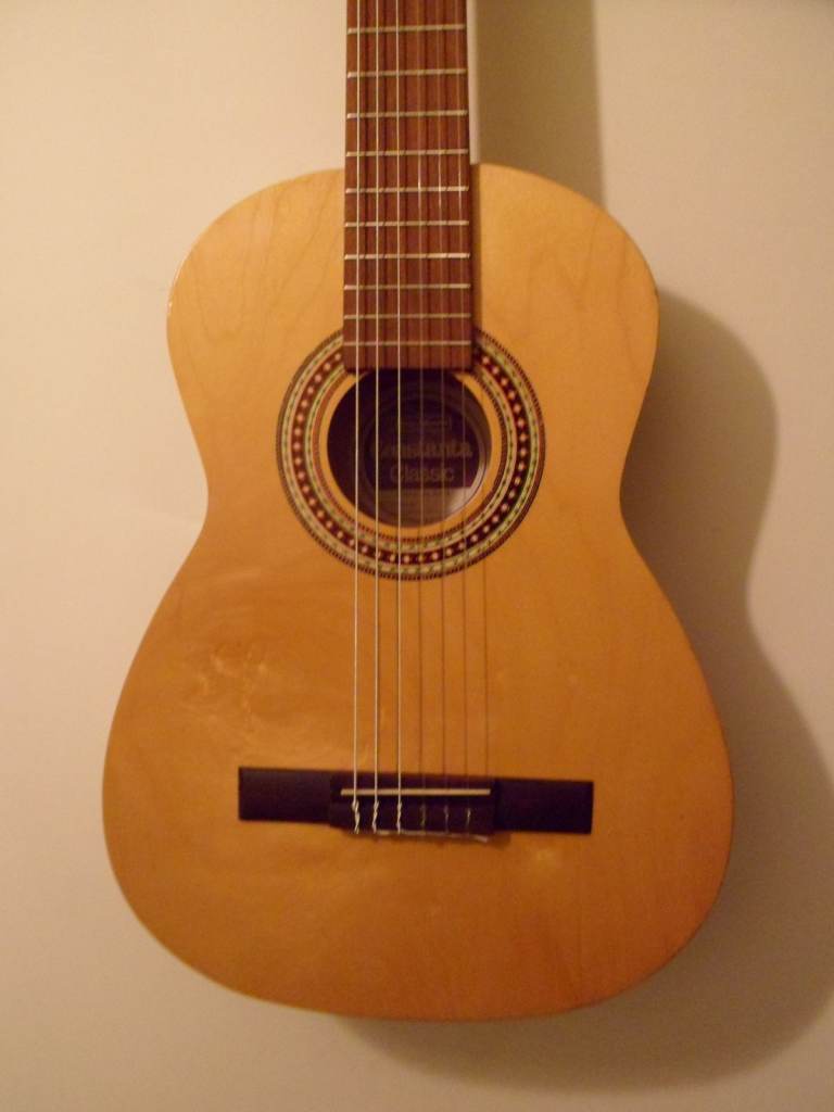 **ELEGANT ,  NYLON STRUNG , CLASSICAL  GUITAR **