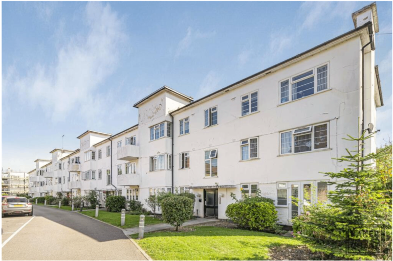 Two bedroom Flat with 3 rooms available for HMO rent with license