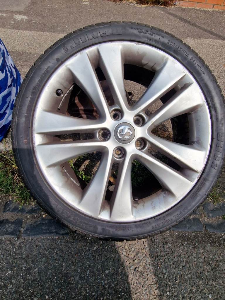 Zafira tourer wheel has brand new 255/35/18 tyre but can be 235/45/18  few scuffs on 