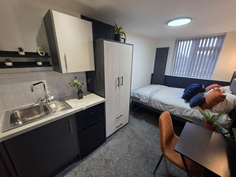 HOTEL STYLE LUXURY En-Suite Studio in Luton Town Centre - AVAILABLE NOW