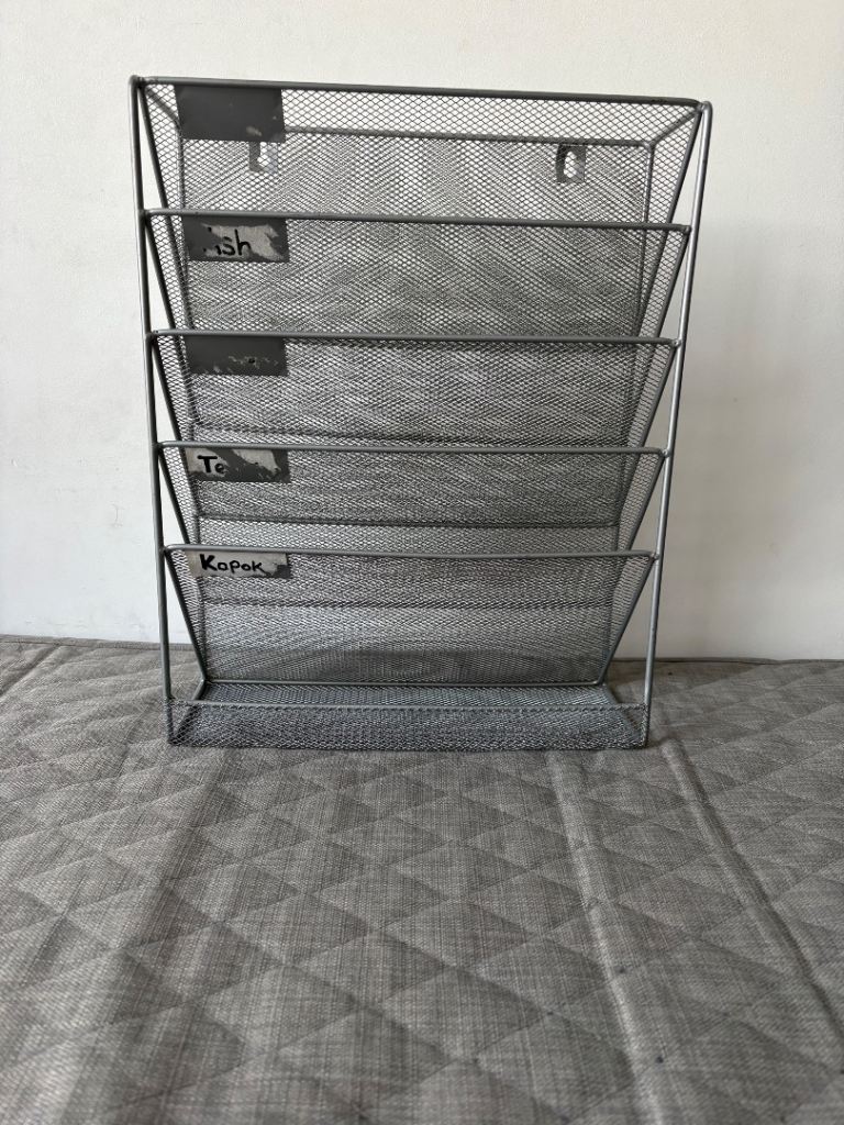 Hanging paper holder