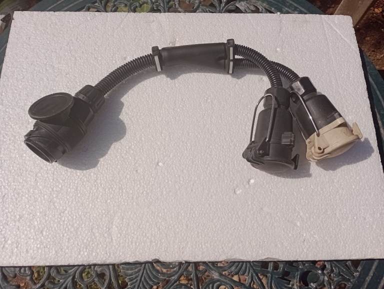 Twin to single electric cable for car to caravan connection.