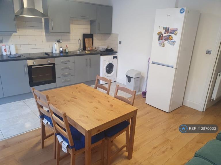 4 bedroom flat in Manchester Road, London, E14 (4 bed) (#2870533)