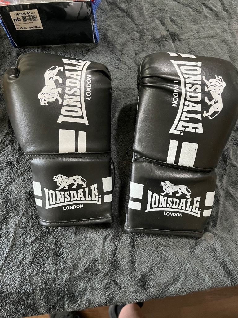 Lonsdale Boxing Gloves Small/ Medium in Great Shape