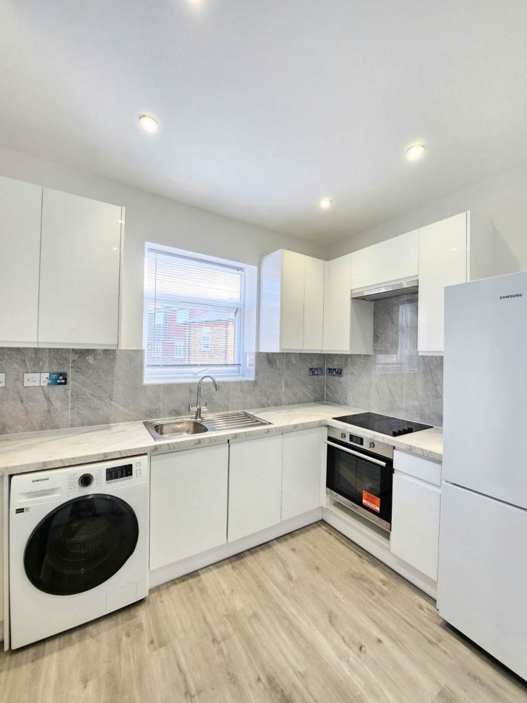 Great double bedrooms in new flat (flexible stay)