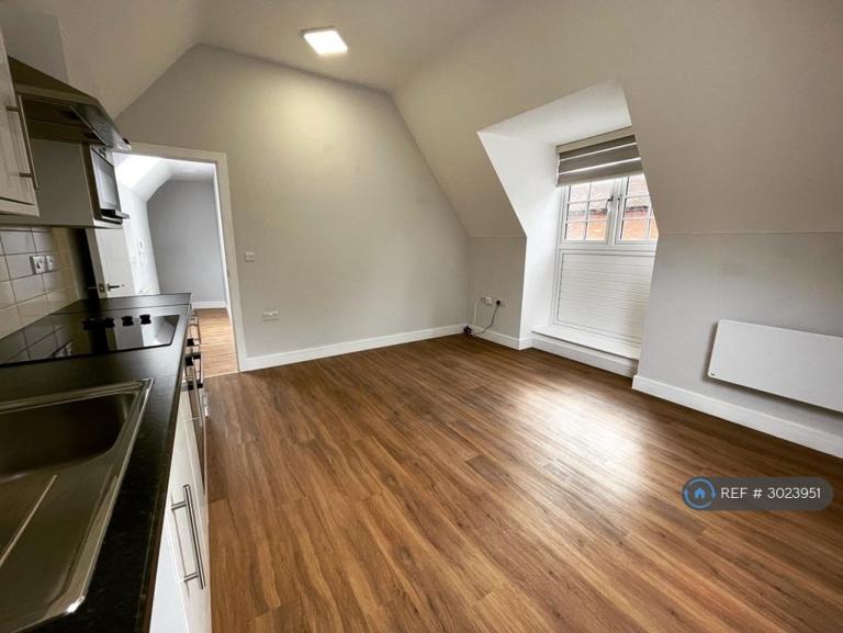 1 bedroom flat in Rose & Crown Walk, Saffron Walden, CB10 (1 bed) (#3023951)