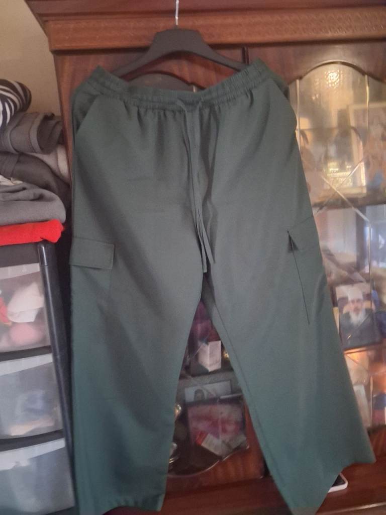 Dark grewn smart cargo trousers 