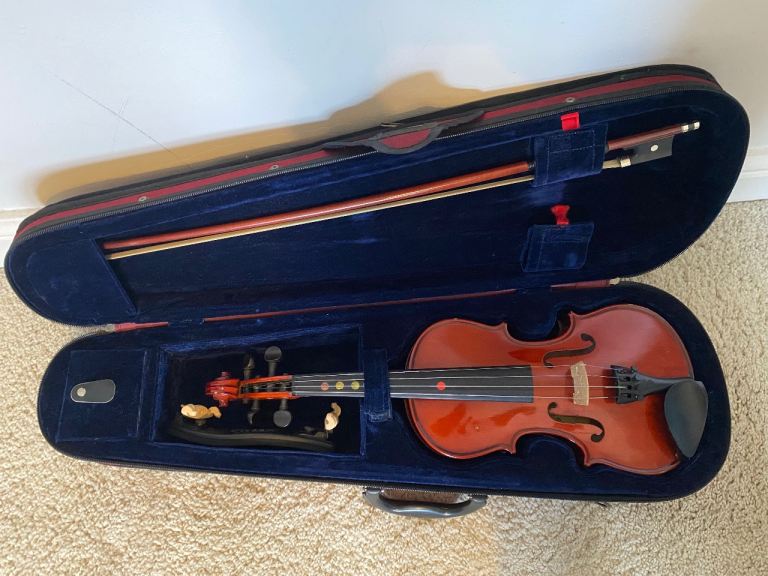 Stentor Student II 1/2 size student violin with accessories, case and instrument stand 
