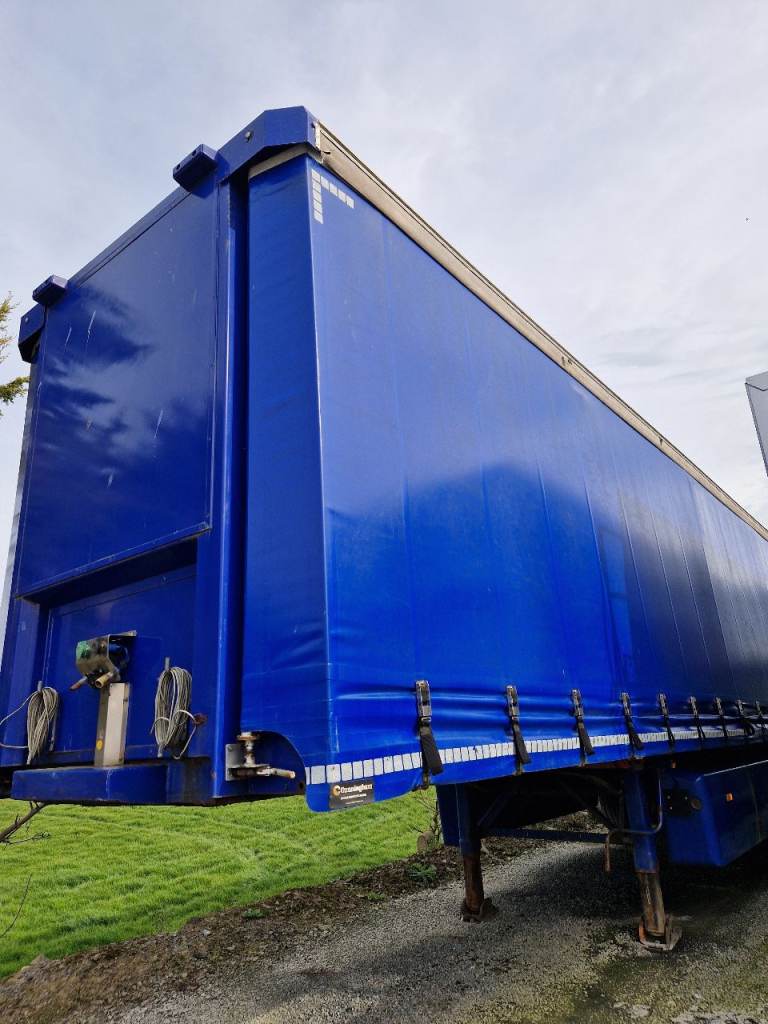 Curtain sider trailer 