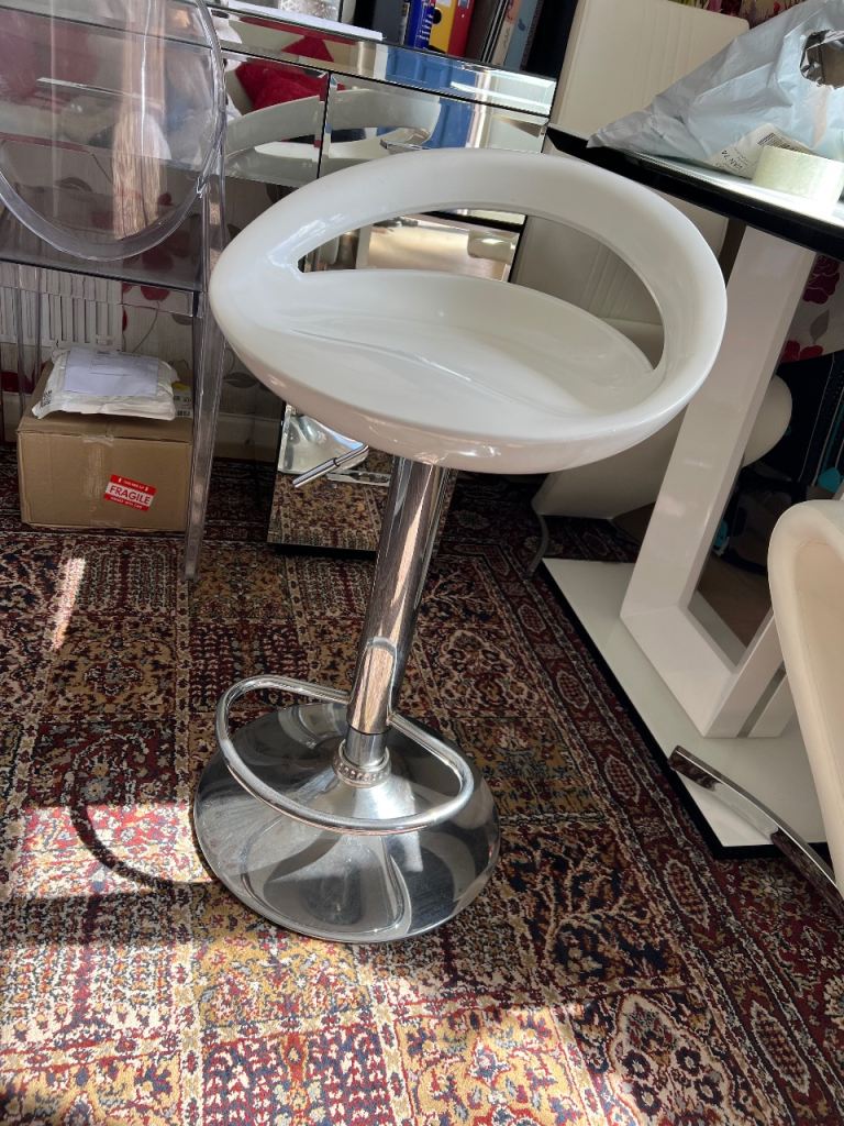 White Bar Stool with Chrome Base – Good Condition