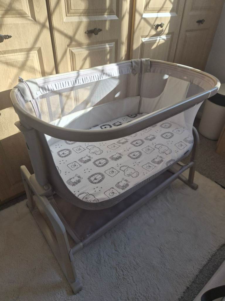 Maxi-Cosi Iora Air Co-Sleeper / Bedside Crib for sale.
